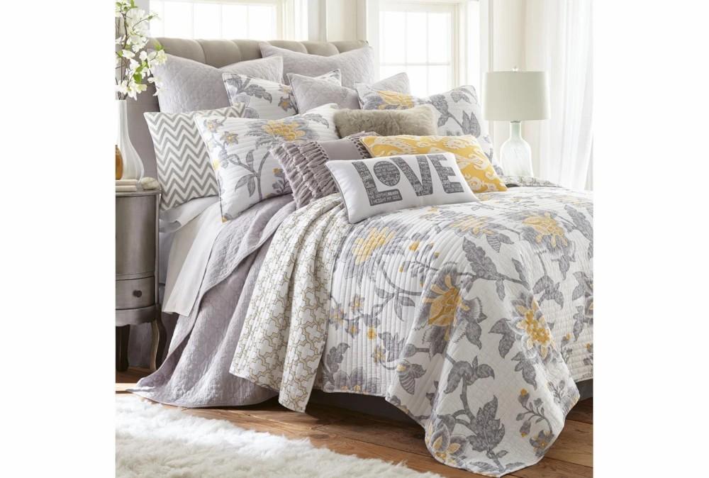 Bedding | King Quilt-3 Piece Set Reversible Paisley Design To Geometric Pattern Decor